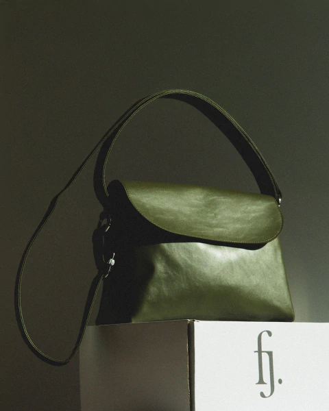 Bandolera verde con tapa y cierre metálico de Forjé bags, con doble tira corta y larga para cruzar, con bolsillo trasero.