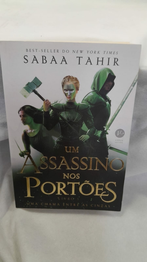 Um Assassino nos Portoes - Vol 3 - Col. Uma Chama entre as Cinzas - Autor: Sabaa Tahir (2020) [usado]