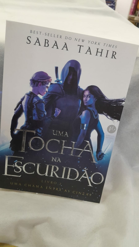 Uma Tocha na Escuridão - Uma Chama entre as Cinzas - Livro 2 - Autor: Sabaa Tahir (2020) [usado]