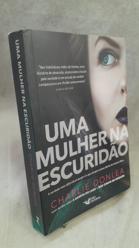 Uma Mulher na Escuridão - Autor: Charlie Donlea (2019) [usado]