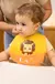 Babador de Silicone Kouii Leão Léo - Cachinhos Dourados