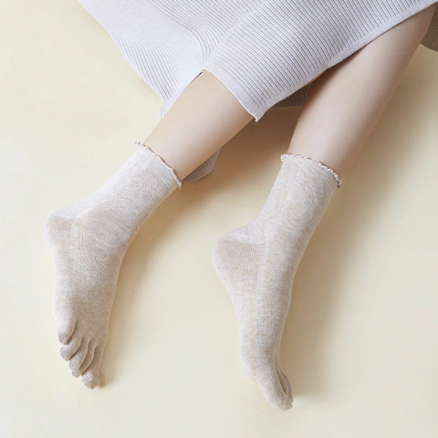 Medias de 5 dedos color beige para mujer, modelo Freedom Chic, ideales para calzado barefoot y mayor comodidad.