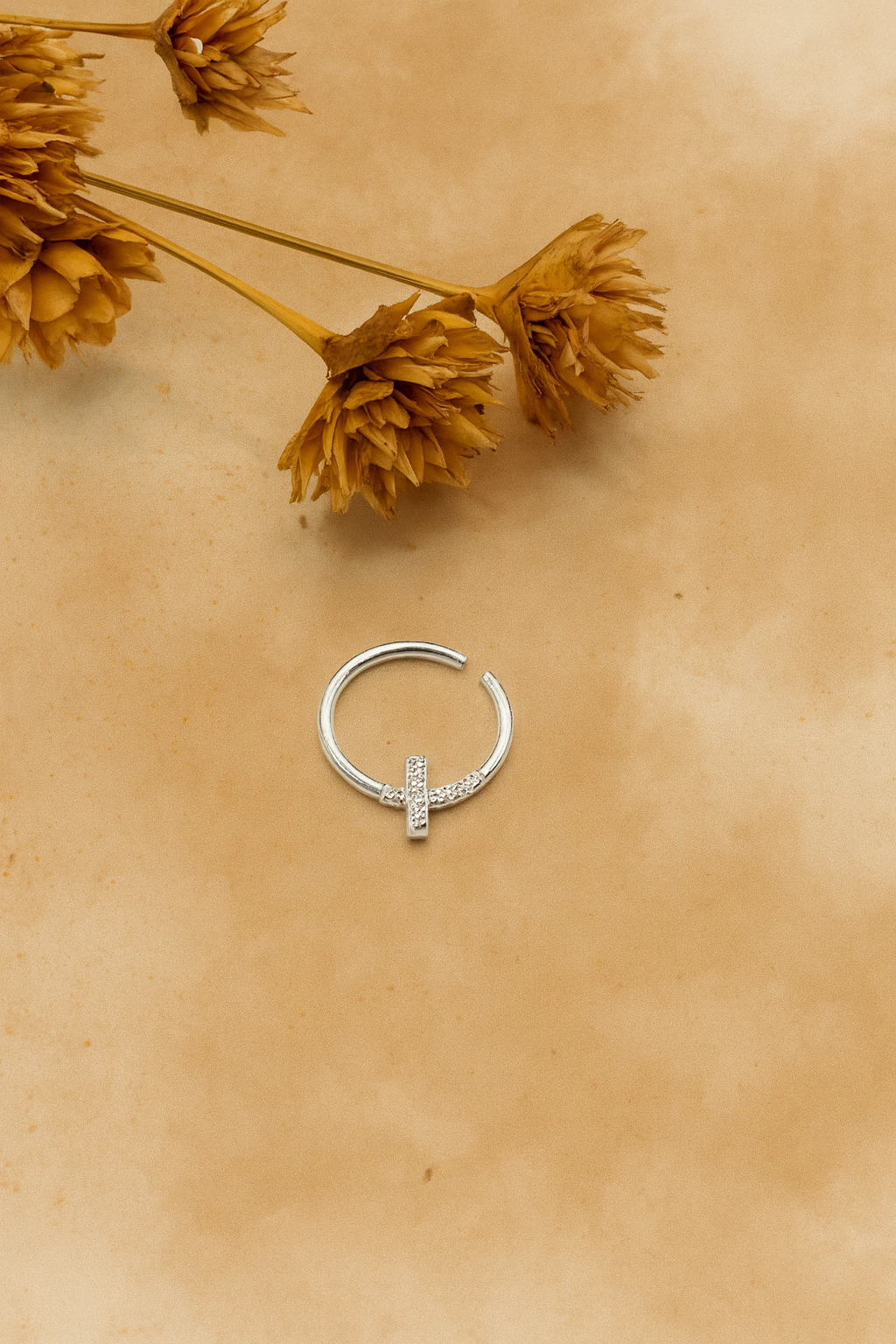 Piercing cravejado cruz