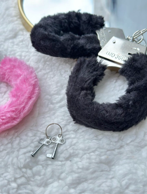 Algemas de metal com pelúcia