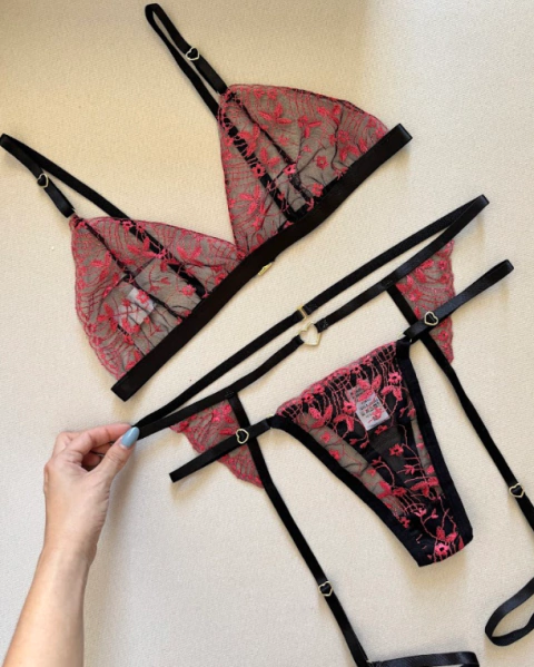 CONJUTO DE TULE PRETO COM VERMELHO