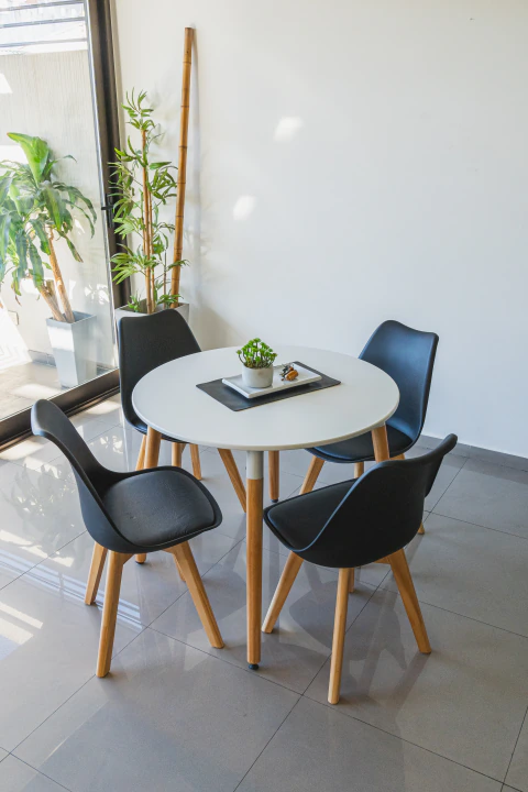 Juego De Mesa Eames 90x90 + 4 Sillas Tulip