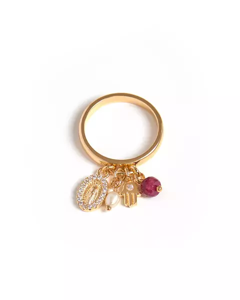 Anel dourado em banho de ouro 18K com pingente cravejado em zircônias, pérola de água doce e rubi indiano. Sofisticação em cada detalhe.