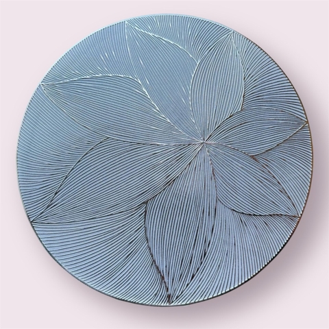 INDIVIDUAL PVC PLATA 38 CM PETALOS - comprar online