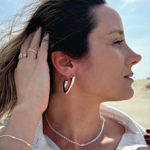 Brinco Prateado em Formato de Gota Curvada