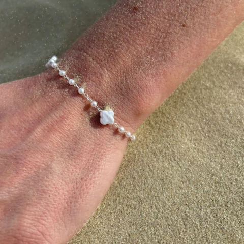 Pulseira Prata com Pérolas e Detalhe em Flor de Madrepérola