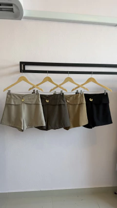 Short de Alfaiataria Estruturado com Botão Dourado
