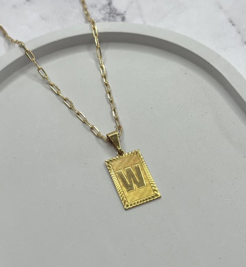 Pingente Plaquinha Letra W – 2cm – Folheado a Ouro 18k