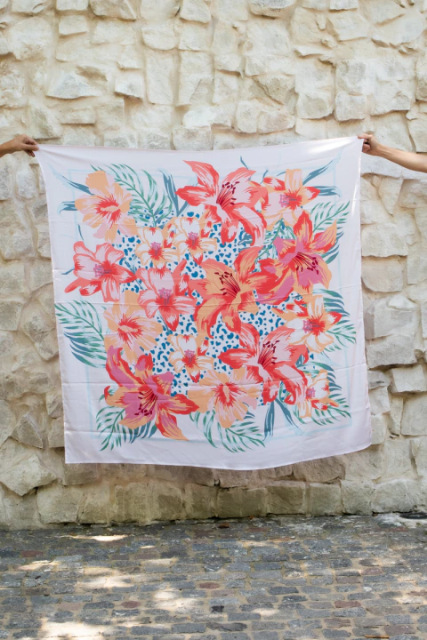 Maxi Pañuelo Flores crudo - comprar online