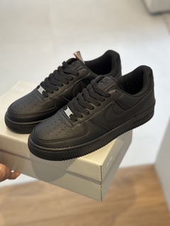 AIR FORCE 1 COURO PRETO na internet