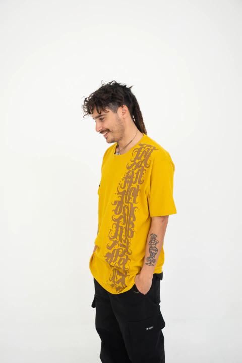 REMERA LETTERING / MOSTAZA - comprar online
