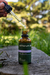 Botella de extracto de ashwagandha de 50 ml con gotero, sobre un fondo natural.