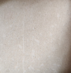  porcelanico Textura de superficie clara con tonalidades beige y patrones sutiles.