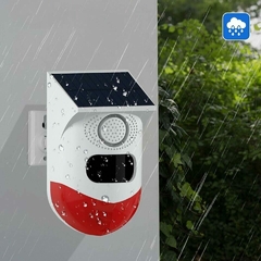 Alarma solar inalámbrica con sensor de movimiento montada en la pared, bajo la lluvia.