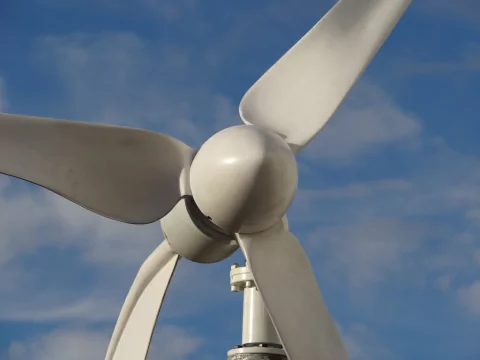 Aerogenerador horizontal 600W (con mastil-regulador de carga y elementos de instalación)