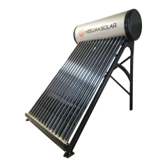 Termotanque solar de sistema de termosifón, con estructura metálica y tubos de vidrio para la captación de energía solar.