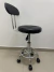 Mocho Estética Com Encosto, Aro Para Pés E Rodas Silicone Estrutura Cromado Assento Branco na internet