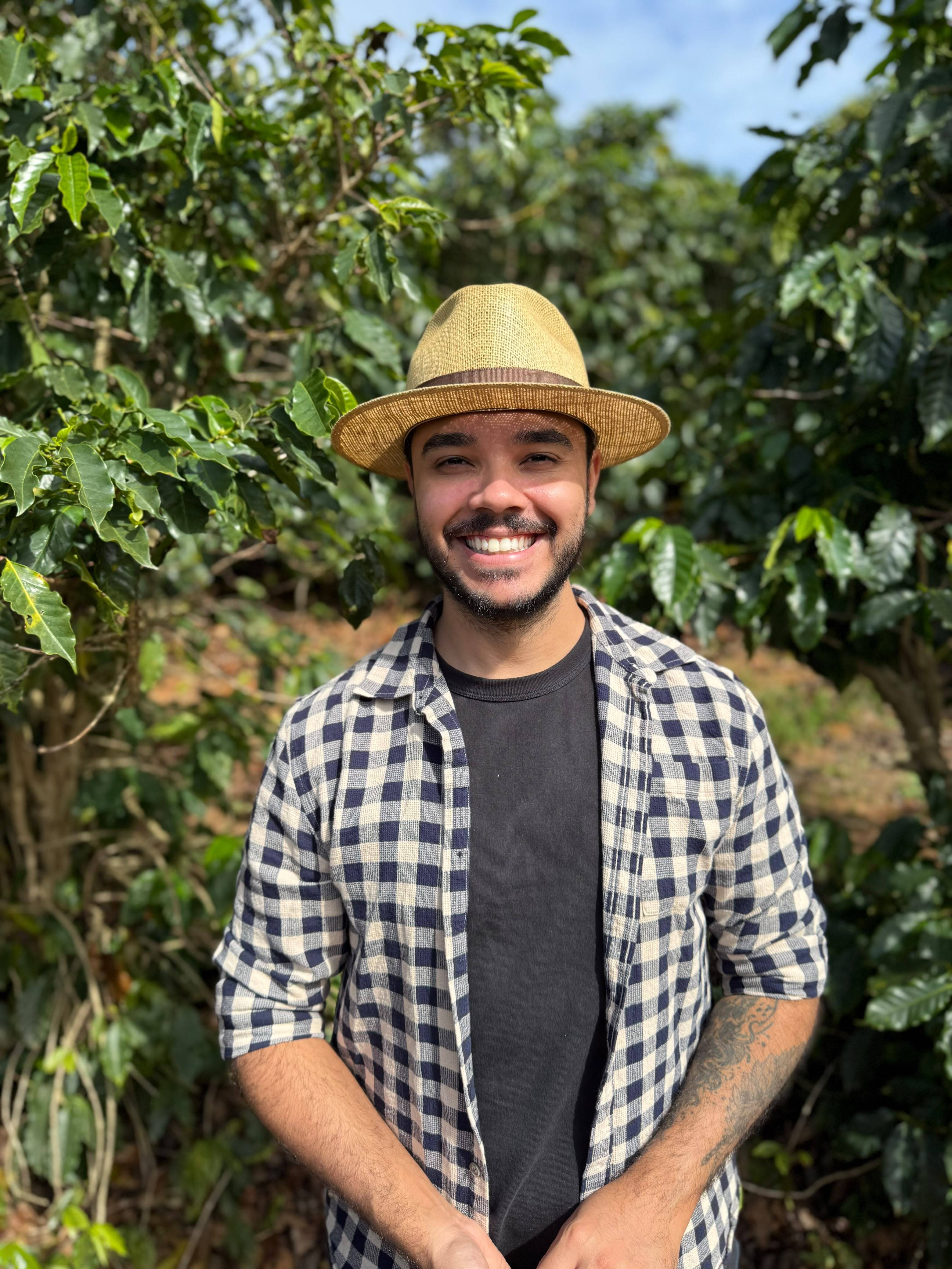Vinícius Ramos, quarta geração da família, no cafezal