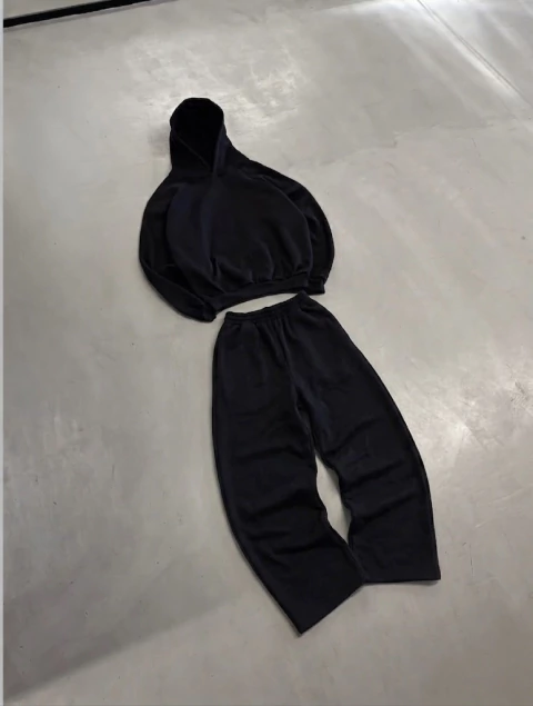 Conjunto canguro y baggy negro
