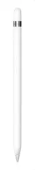 Apple Pencil 1ª Geração em cor branca, ideal para uso com iPad, com design elegante e ponta fina.