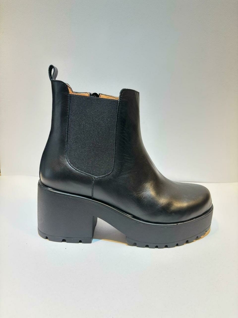 BOTA DE CUERO CON TACO