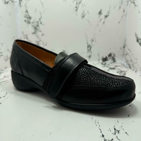 ZAPATO DE CUERO CON ABROJO