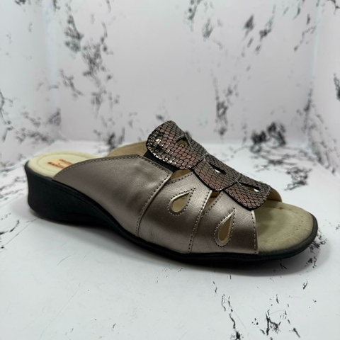 JULIETA CHINELA DE CUERO CON ELASTICOS