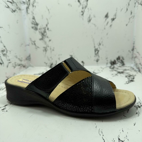 JULIETA CHINELA DE CUERO CON ABROJO