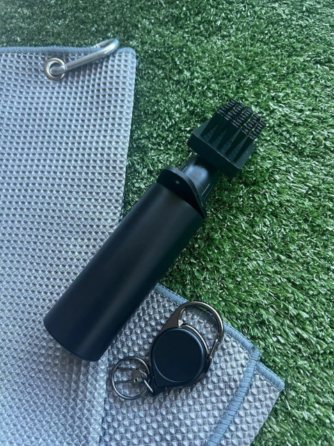 Cepillo de golf con bomba de agua y llavero retractil