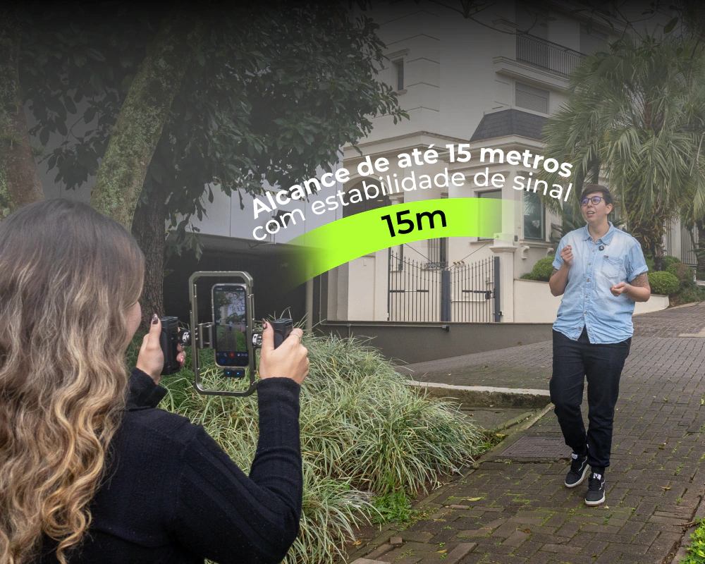 Pessoa gravando em movimento com o microfone sem fio Armer ClipSense 2C a distância do celular