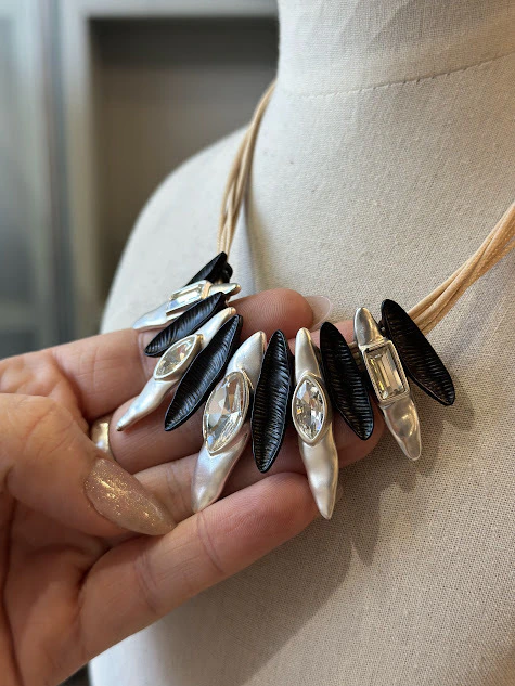 Collar bijou con cordon y gotas pico