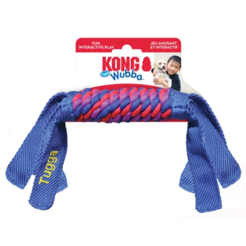 Brinquedo Tugga Wubba da Kong com tecido resistente e alças para puxar, estimula a interação entre tutor e cão