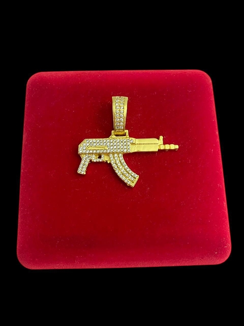 Pingente Fuzil Cravejado Banhado A Ouro 18k - comprar online