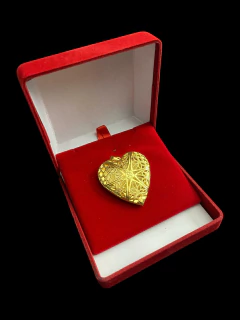 Pingente Coração Bordado Vazado Banhado A Ouro 18K - comprar online