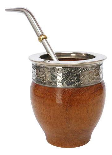 Mate artesanal de madera de algarrobo con detalles en alpaca y bombilla de acero inoxidable.