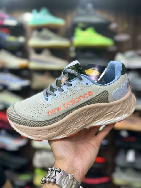Fresh Foam" and "More Trail V3 - Bege/Laranja/Azul - comprar online