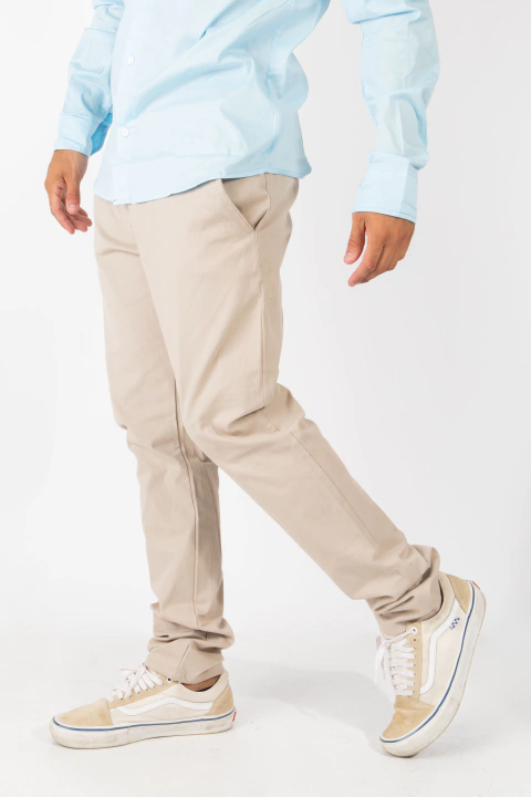 Pantalon corte chino gabardina
