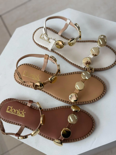 Rasteira Flat com tachas douradas