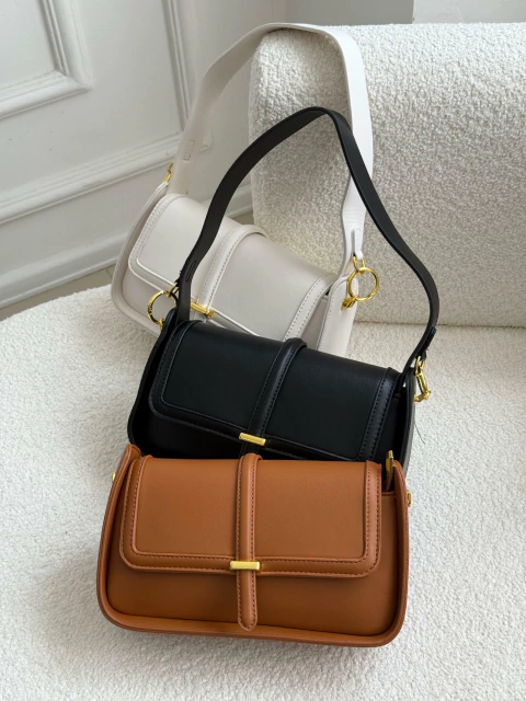 Bolsa Shoulder Bag Minimalista com Detalhe Dourado Pietra