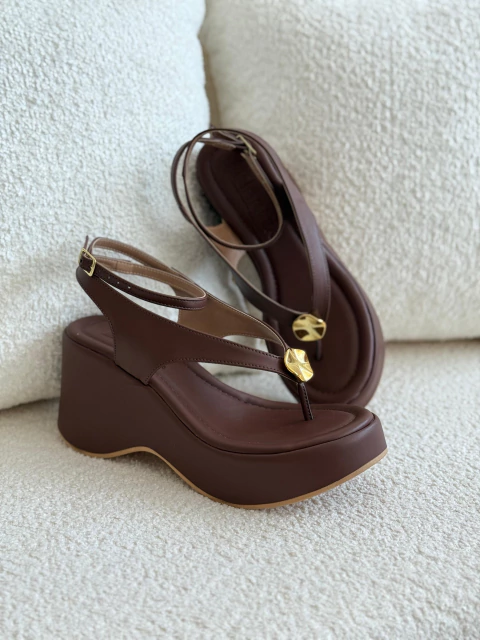 Sandália Anabela com Plataforma e Detalhe Dourado Lara