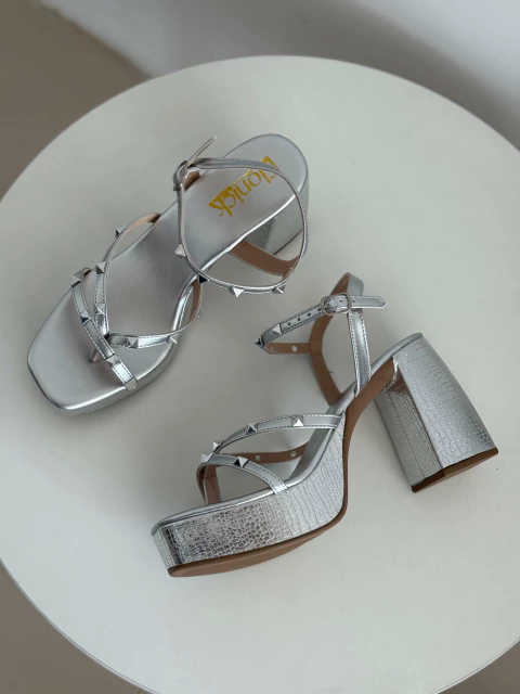 Plataforma Salto Alto com Spike Vanessa