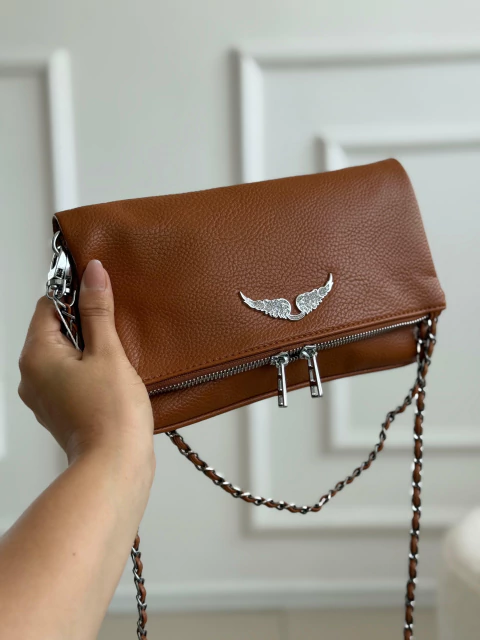 Bolsa Curvada com Detalhe de Asa e Corrente Naty