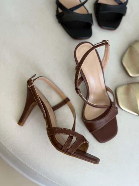 Sandália de Salto Fino com Tiras Cruzadas Raquel