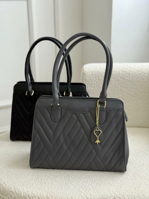 Bolsa Tote Estruturada Matelassê com Pingente Karen