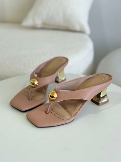 Tamanco Salto Médio com Detalhe Dourado Sara - comprar online