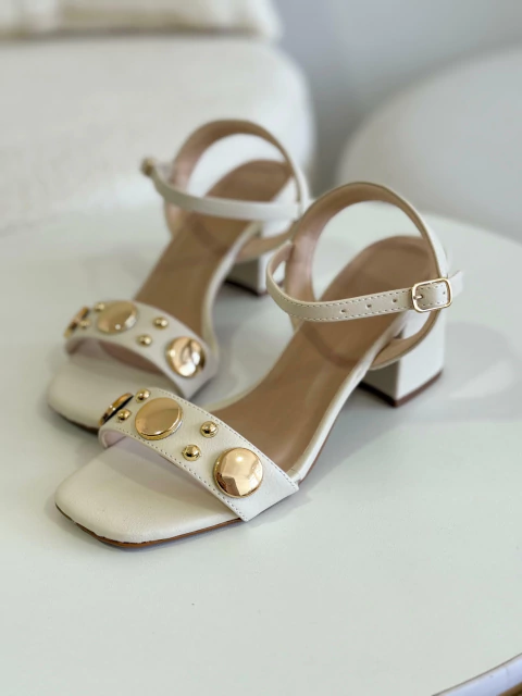 Sandália de Salto com Esferas Lucia